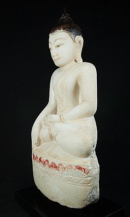 Boeddhabeeld uit Myanmar, driekwartaanzicht links met zicht op het profiel en de sokkelrand