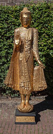 Große stehende Buddha-Statue aus Holz aus Thailand auf Sockel, Hand in Abhaya-Mudra erhoben