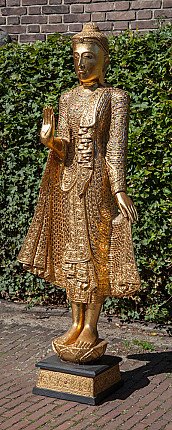 Stehende Buddha-Statue aus Holz aus Thailand, Dreiviertelansicht mit erhobener rechter Hand