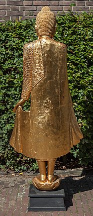 Rückansicht der stehenden Buddha-Statue aus Holz aus Thailand, glatter Rücken mit herabfallendem Gewand