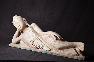 Reclining Buddha statue in marble from Burma (Myanmar), Shan style, three-quarter view