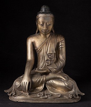 Bronzen Mandalay-Boeddhabeeld uit Birma in bhumisparsha mudra, vooraanzicht zittend