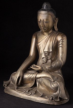 Antiek bronzen Boeddhabeeld uit Myanmar, driekwartaanzicht met rechterhand naar de grond