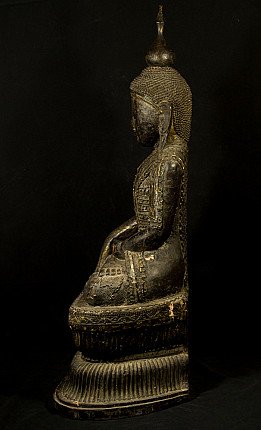 Hölzerne Buddha-Statue aus Myanmar im Shan-Stil, linke Seitenansicht auf hohem Sockel