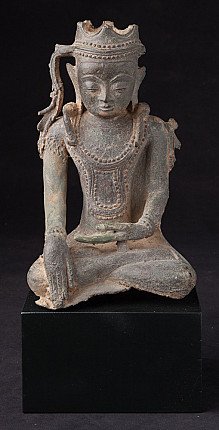 Gekroond Boeddhafragment uit Myanmar in brons, zittend met bhumisparsha-mudra, vooraanzicht