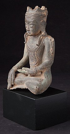 Bronzen gekroond Boeddhafragment uit Birma, driekwartaanzicht links met versierde borstplaat