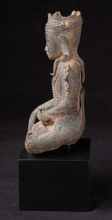 Gekroonde Boeddha in brons (fragment), zittend in zijaanzicht met patina en slijtage