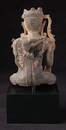 Achteraanzicht van het bronzen Boeddhafragment met gekroonde kop en beschadigde rugzijde