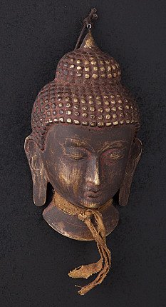 Bronzen Boeddhahoofd uit Nepal in licht gedraaid aanzicht, met lange oorlellen