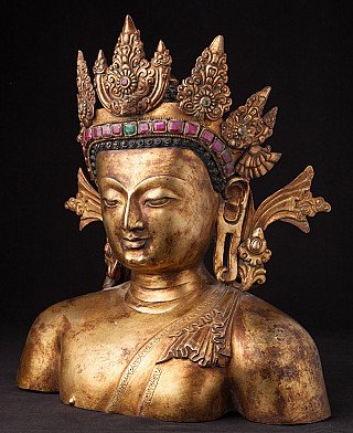 Bronzen Boeddhahoofd uit Nepal in driekwartaanzicht, met oorornamenten en kroon