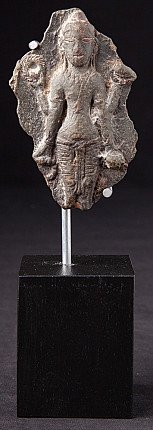 Bronzen Vishnu-fragment uit Myanmar op zwarte sokkel, vooraanzicht van staande figuur