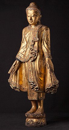 Hölzerne stehende Buddha-Statue aus Myanmar, Dreiviertelansicht mit reich verziertem Gewandsaum