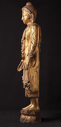 Stehende Buddha-Statue aus Holz im Mandalay-Stil, Seitenansicht mit herabhängender Hand