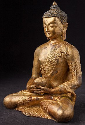 Nepalesische Bronze-Buddha-Statue in Dreiviertelansicht, sitzend mit graviertem Gewandsaum