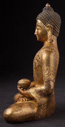Bronze-Boeddha aus Nepal, Seitenansicht mit Almosenschale und graviertem Armbandmotiv