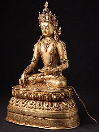 Gekroond Nepalees bronzen Boeddhabeeld, driekwartaanzicht met lotussokkel en sieraden