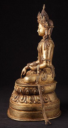 Bronzen gekroond Boeddhabeeld uit Nepal, linker zijaanzicht met zicht op de kroon en sokkel