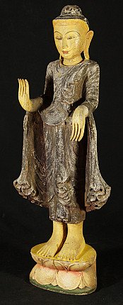 Hölzerne Buddha-Statue aus Myanmar in Dreiviertelansicht, mit fallendem Gewand und Lotussockel