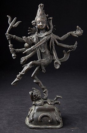 Indische Bronze-Statue mit mehreren Armen, einbeinig stehend auf Sockel mit liegender Figur