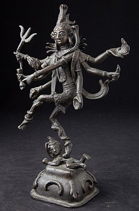 Mehrarmige Bronze-Statue aus Indien in Dreiviertelansicht, mit erhobenem Bein und Sockelfigur
