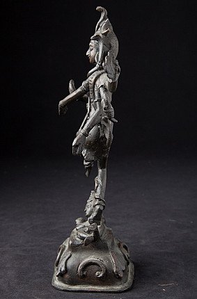 Indische Bronze-Statue in Seitenansicht, mehrarmig mit hoher Kopfbedeckung und Sockelfigur