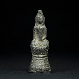 Burmesisches Buddha-Amulett im Shan-Stil, sitzend in Bhumisparsha-Mudra, Frontalansicht