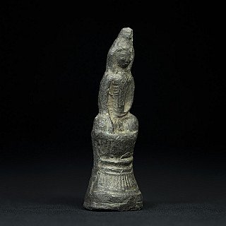Buddha-Amulett aus Myanmar in Dreiviertelansicht, Gewand und Sockel sichtbar