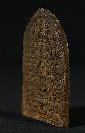 Bagan votieftablet (Myanmar), schuine zijaanblik waarbij de dikte en het reliëf langs de rand zichtbaar zijn