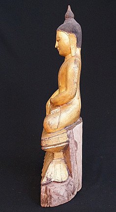 Shan-Buddha-Statue aus Myanmar aus Holz, sitzend auf Sockel, linke Seitenansicht