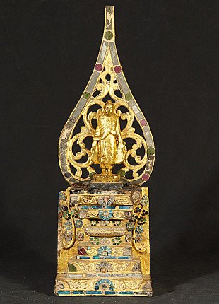 Hölzerner Mandalay-Thron aus Burma mit stehender Buddha-Statue, Frontalansicht mit Durchbruchornament