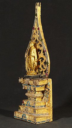 Mandalay-Thron mit stehender Buddha-Statue aus Holz, Dreiviertelansicht links mit gestuftem Sockel