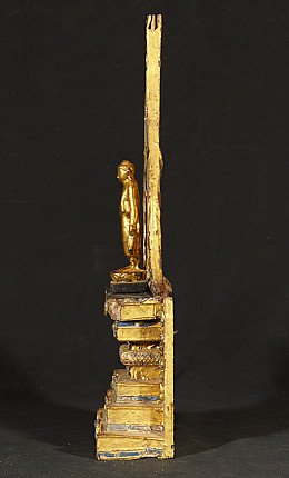 Stehende Buddha-Statue auf hölzernem Mandalay-Thron, schmale Seitenansicht mit hoher Rückplatte