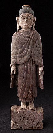 Stehende hölzerne Buddha-Statue aus Myanmar auf geschnitztem Sockel, Frontalansicht