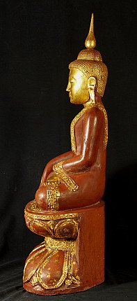 Zittend houten Boeddhabeeld (Shan, Myanmar) in zijaanzicht, met hoge ushnisha en vergulding
