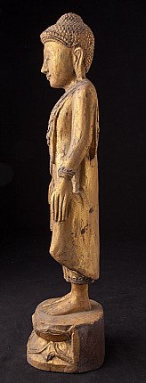 Stehende Buddha-Statue aus Holz, linke Seitenansicht mit Blick auf Arm und langes Gewand