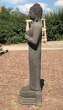 Stehende Buddha-Statue aus Lavastein, linke Seitenansicht mit Händen vor der Brust