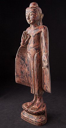 Hölzerne stehende Buddha-Statue aus Myanmar, Ava-Stil, Dreiviertelansicht mit Händen und Sockel