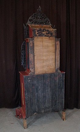 Achterzijde van de houten tempelschrijn uit Myanmar met donkere achterpanelen en zichtbaar frame
