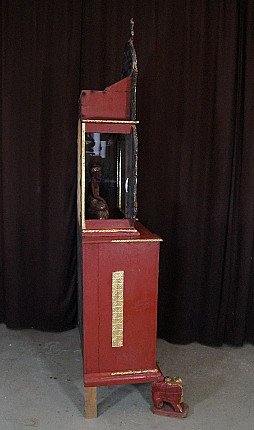 Zijaanzicht van de Birmese Boeddha-tempelschrijn met open vitrine en rode zijkant