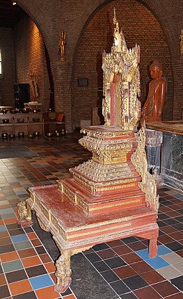 Burmese wooden throne (19th century), three-quarter right view with tall backrest and stepped base