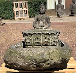 Sitzende Buddha-Statue aus Lavastein aus Indonesien mit Brunnenbecken, Frontansicht