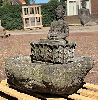 Lavastein-Buddha-Statue mit Brunnen, Dreiviertelansicht von rechts