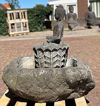 Buddha-Statue aus Lavastein mit Brunnen, linke Seitenansicht mit Beckenrand