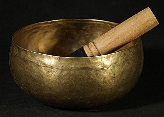 Nepalesische Bronze-Klangschale mit Holzschlägel auf dem Rand, Dreiviertelansicht