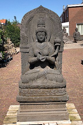 Prajnaparamita-Statue aus Lavastein aus Indonesien, sitzend mit Rückplatte, Frontalansicht