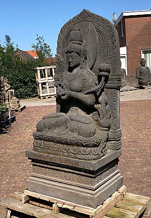Sitzende Prajnaparamita-Statue aus Lavastein, Indonesien, Dreiviertelansicht links mit Sockel
