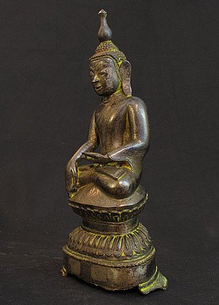 Boeddhabeeld in brons uit Myanmar, driekwartaanzicht met de lotussokkel en neergeslagen rechterhand