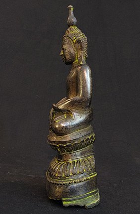 Bronzen Boeddha uit Birma, linkerzijaanzicht met het profiel van het gezicht en de puntvormige ushnisha