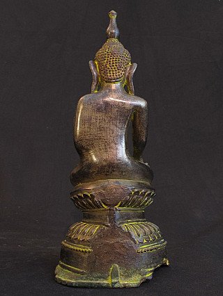 Boeddhabeeld in brons uit Myanmar, achteraanzicht met de rug en de details van de lotustroon