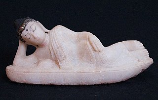 Liggende Boeddha in marmer uit Birma (Myanmar), Mandalay-stijl, driekwartaanzicht van de voorzijde